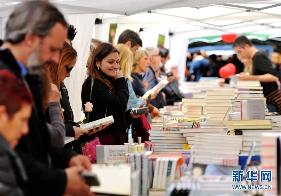 (國際·圖文互動)(2)通訊:花香馥郁 書香怡人——記西班牙巴塞羅那圣喬治節(jié)