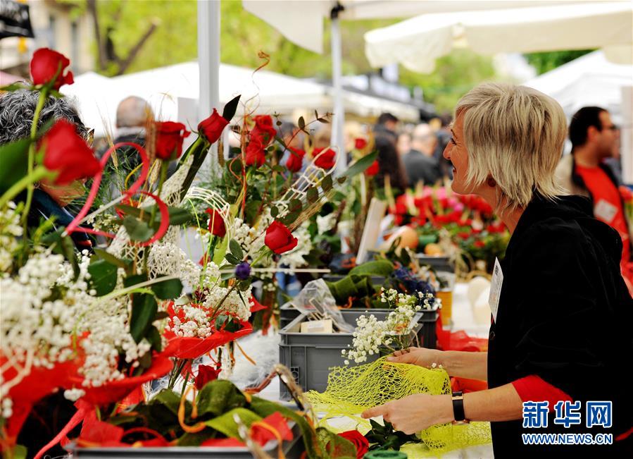 (國際·圖文互動)(3)通訊:花香馥郁 書香怡人——記西班牙巴塞羅那圣喬治節(jié)