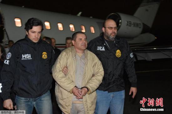 當(dāng)?shù)貢r(shí)間2017年1月20日,美國(guó)紐約,墨西哥毒梟古茲曼抵達(dá)紐約長(zhǎng)島麥克阿瑟機(jī)場(chǎng),即將在紐約受審。 點(diǎn)擊進(jìn)入下一頁(yè)