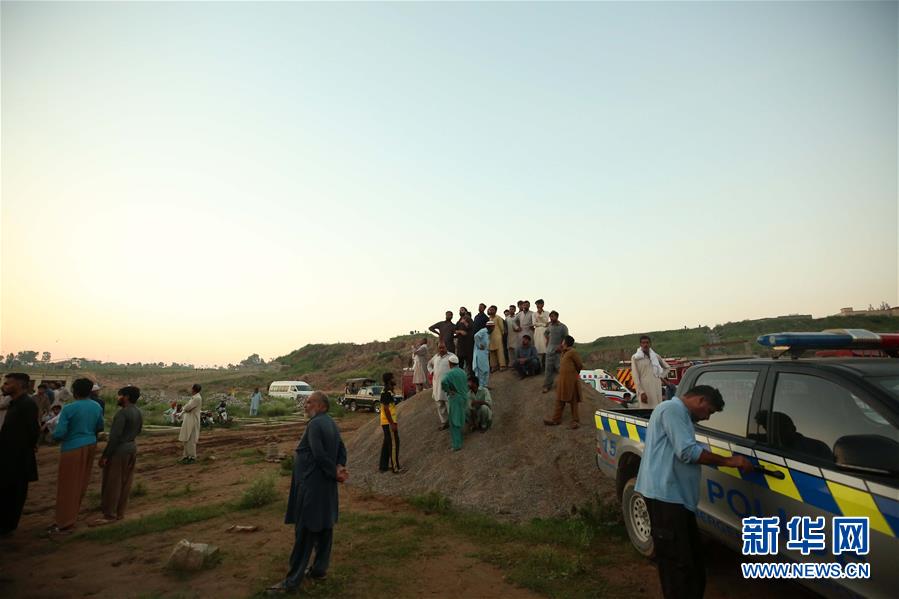 (國際)(4)一架小型軍用飛機在巴基斯坦墜毀