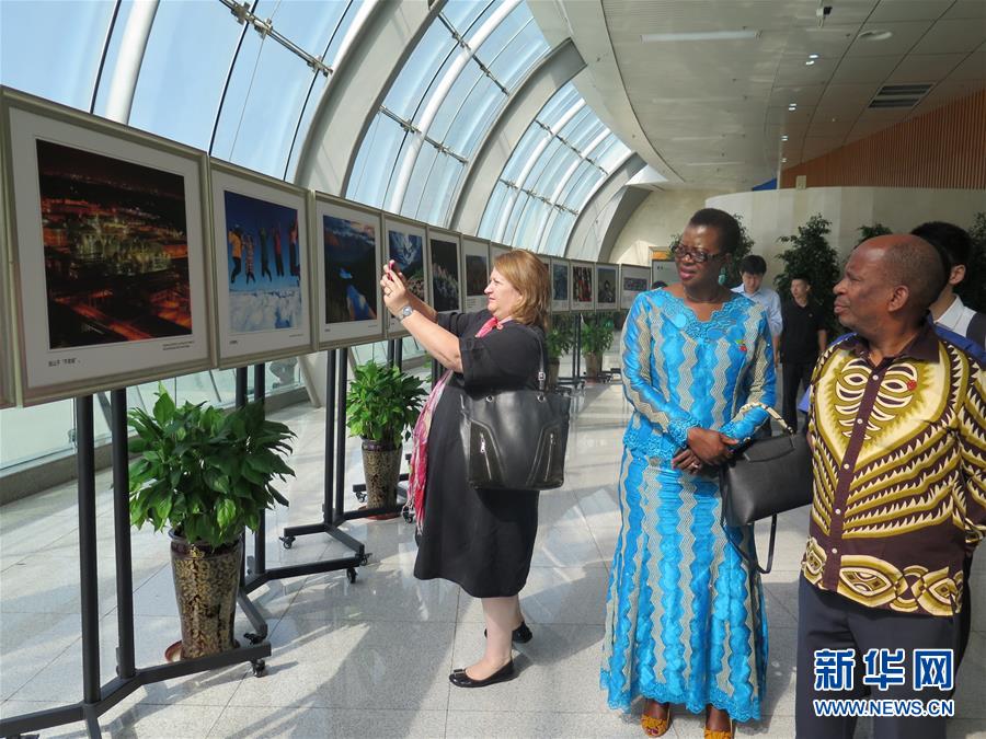 (圖文互動)(1)8國常駐日內(nèi)瓦外交官參訪新疆積極評價經(jīng)濟社會發(fā)展及去極端化舉措