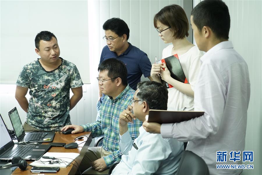 （國際·圖文互動）（1）通訊：春節，“是工期而不是假期”——記科倫坡港口城的中國建設者