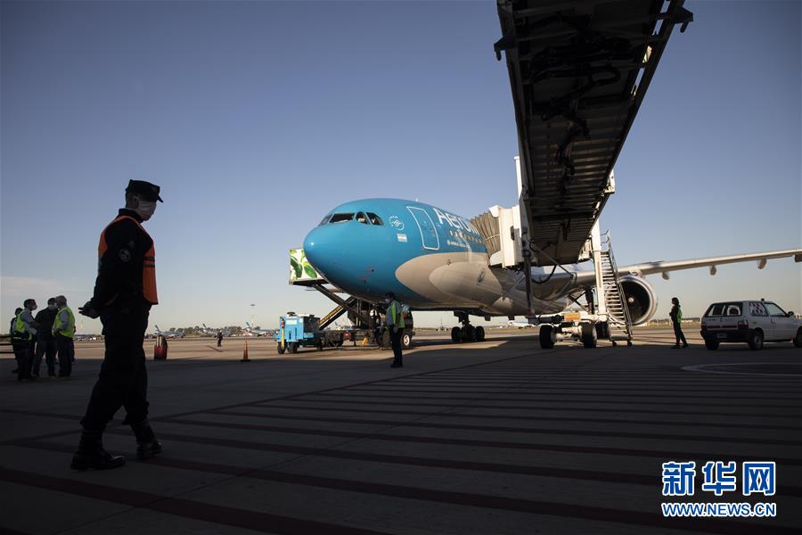 (圖文互動(dòng)·國(guó)際疫情)(1)通訊:3.8萬(wàn)公里的航程 跨越大洋的情誼——記阿根廷從中國(guó)運(yùn)載防疫物資