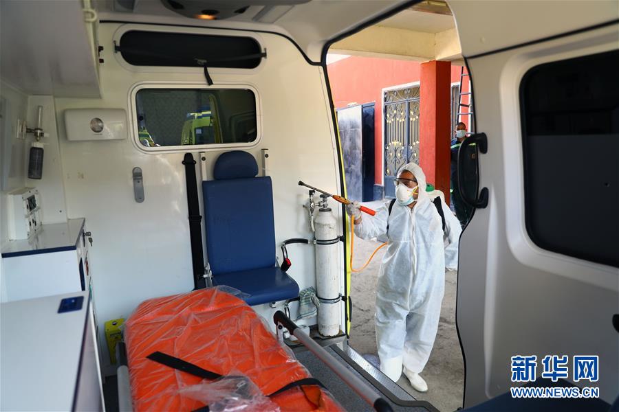 (國際疫情·圖文互動)(8)通訊:埃及救護車里的“逆行者”