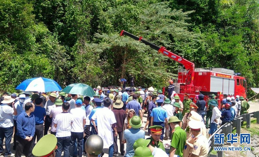 (國際)(3)越南中部一旅游大巴翻車致13死