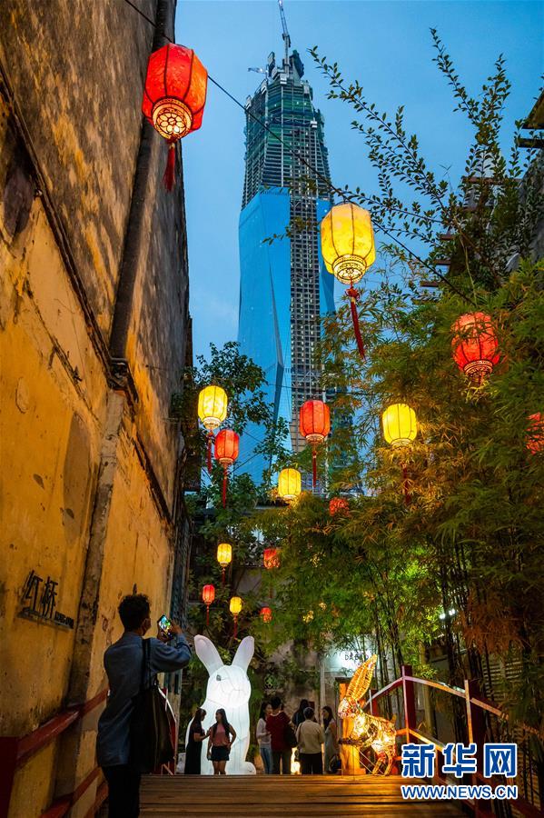 (國際·圖文互動(dòng))(1)玉兔花燈映照吉隆坡月夜