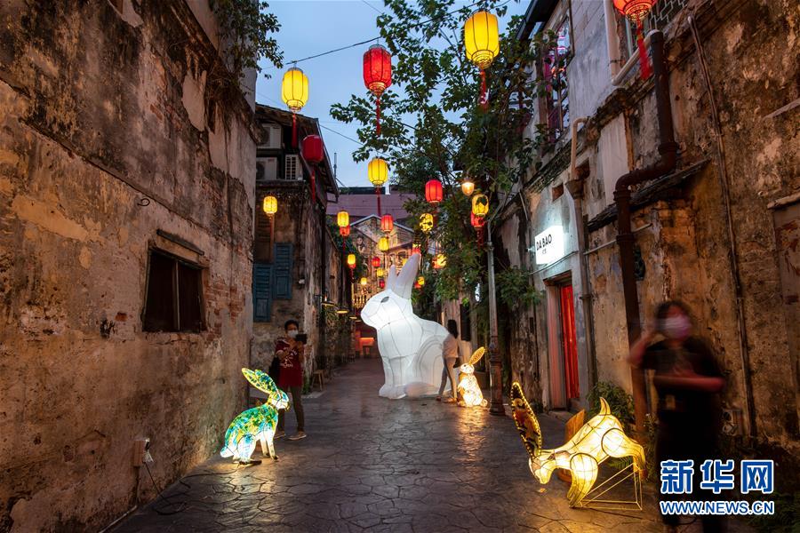 (國際·圖文互動(dòng))(4)玉兔花燈映照吉隆坡月夜