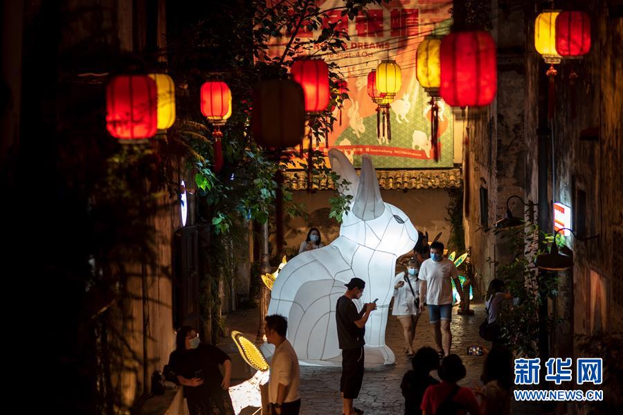 (國際·圖文互動(dòng))(6)玉兔花燈映照吉隆坡月夜