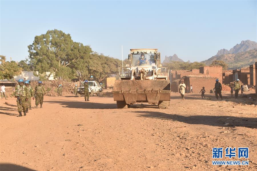 (國際·圖文互動)(1)中國第16批赴蘇丹達爾富爾維和工兵分隊星夜救援友軍步戰車