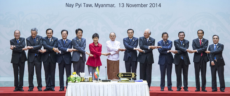 李克強出席第17次東盟與中日韓（10+3）領(lǐng)導(dǎo)人會議