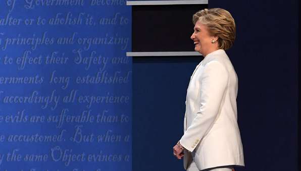 “郵件門”發(fā)酵:希拉里的“水門丑聞”還是FBI非法干政?