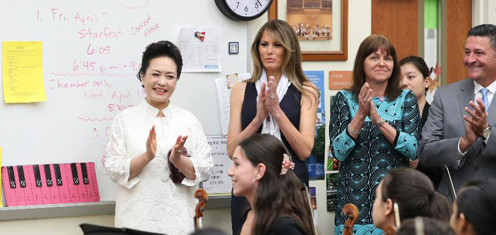 彭麗媛參觀(guān)巴克藝術(shù)中學(xué)